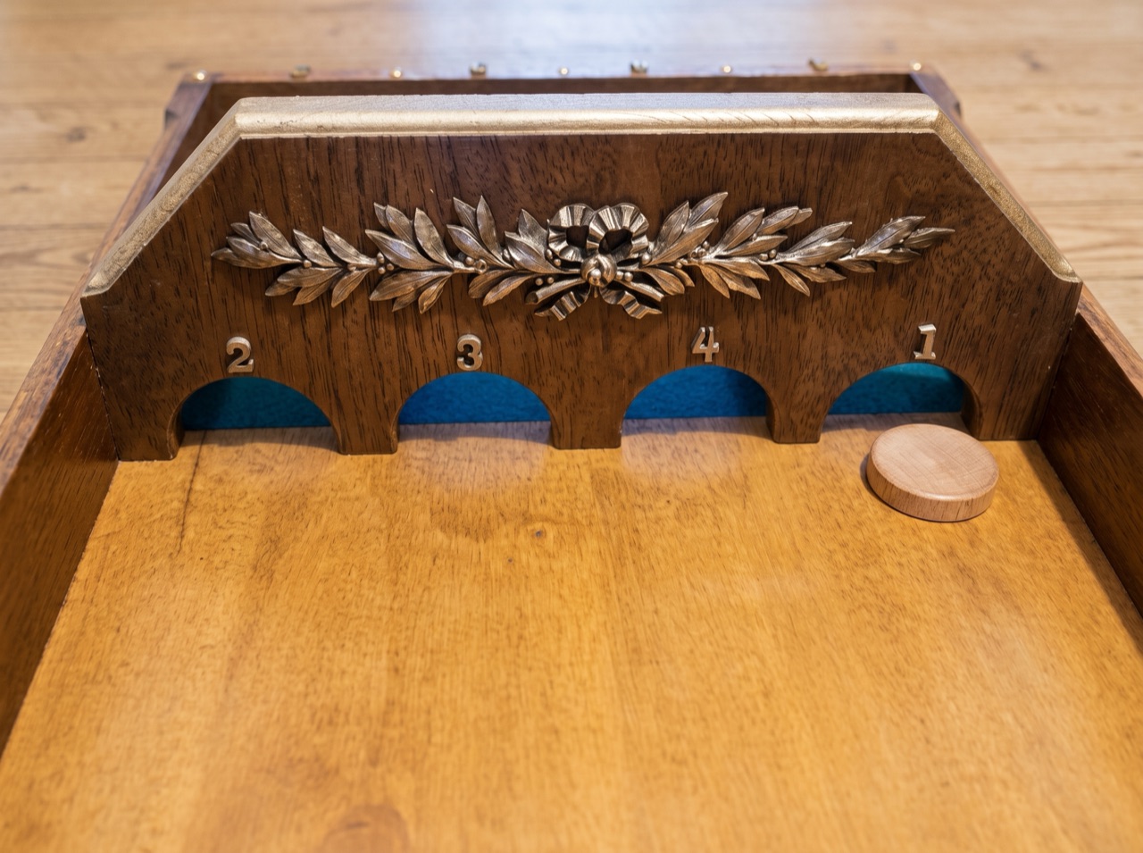 Ambiance d'un estaminet flamand avec jeux en bois
